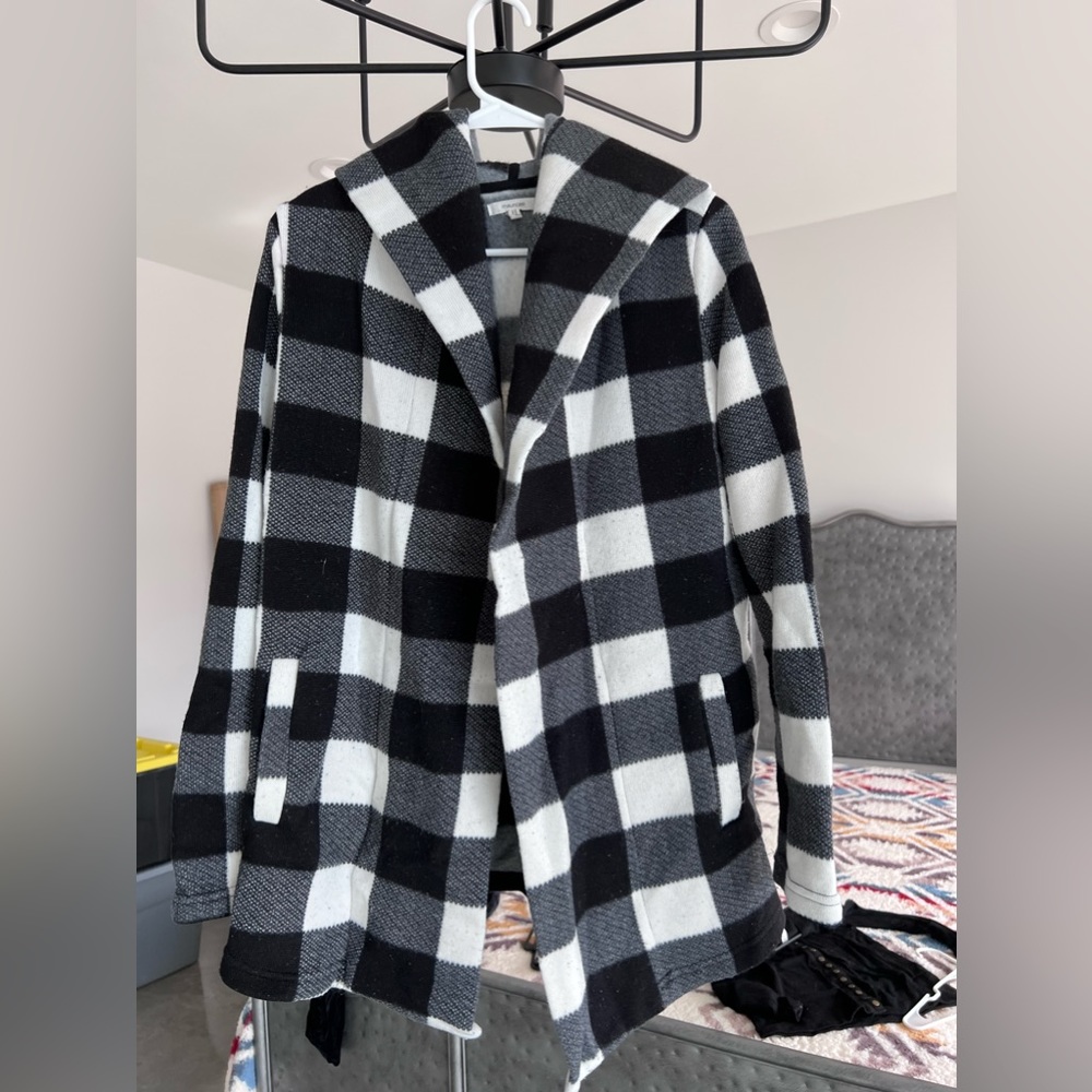 Buffalo plaid jacket with pockets. Inside fleece lining.
